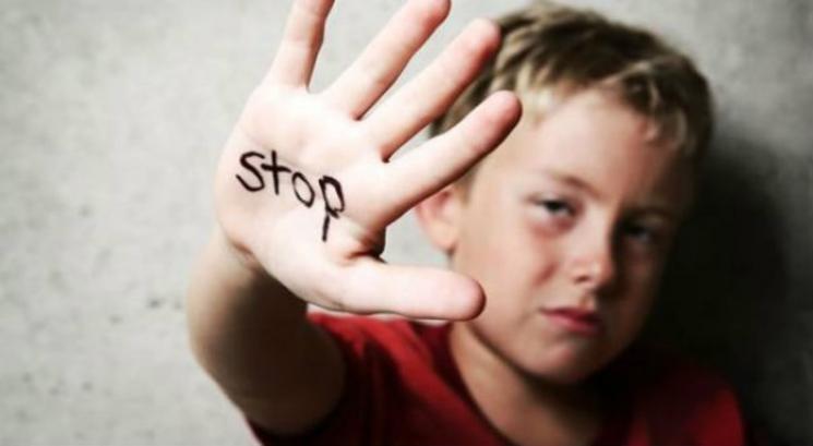 Imaginea unei campanii impotriva abuzurilor asupra copiilor